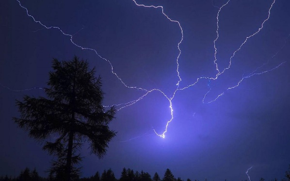 Lightning in token of great rain